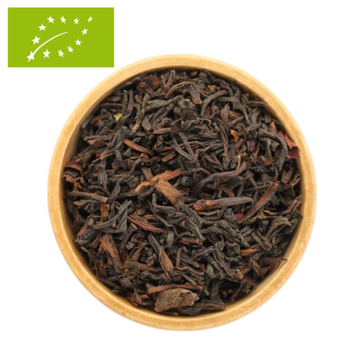 Eine Draufsicht auf eine Holzschale, gef&uuml;llt mit losem Bio Darjeeling Second Flush Tee. Die getrockneten Bl&auml;tter sind deutlich dunkler und kr&auml;ftiger braun als beim First Flush, durchsetzt mit goldbraunen Blattspitzen.